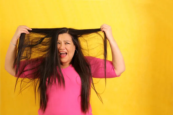 Взрослая Летняя Латиноамериканка Взъерошивает Волосы Отчаянно Беспокойства Разочарования Длинными Прямыми — стоковое фото