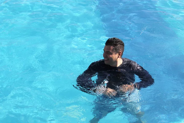 Latino Mann Seinen Vierzigern Genießt Den Pool Sich Sommerurlaub Badeanzug — Stockfoto