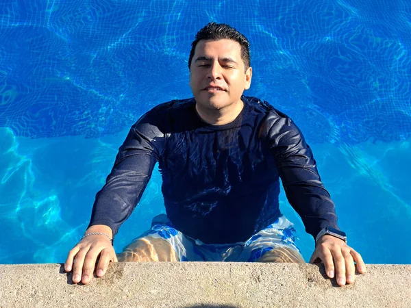 Hombre Latino Años Disfruta Piscina Para Relajarse Sus Vacaciones Verano — Foto de Stock