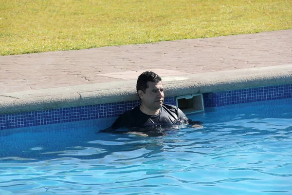 Latino Άνθρωπος Στα Του Απολαμβάνει Την Πισίνα Για Χαλαρώσετε Στις — Φωτογραφία Αρχείου