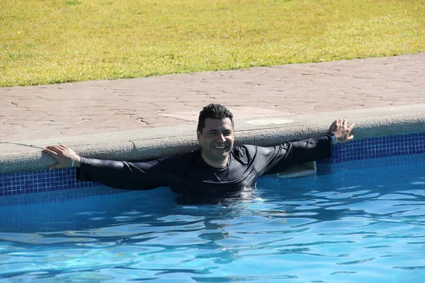 Латиноамериканец Возрасте Лет Наслаждается Бассейном Расслабиться Летних Каникулах Купальнике Рубашкой — стоковое фото
