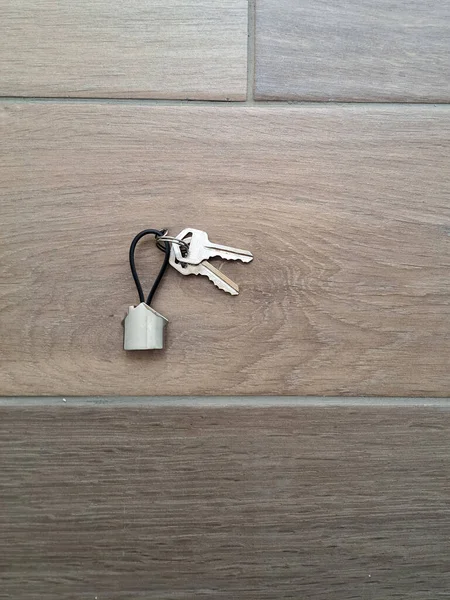 银匙环成房屋的形状 钥匙是新屋的钥匙 新屋是最近在房地产商买的 用来建造房子 — 图库照片