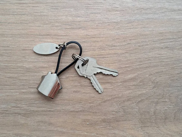 Кольцо Серебряного Ключа Форме Дома Ключом Нового Дома Недавно Купленного — стоковое фото