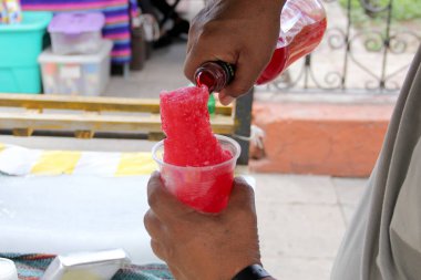 Granita ya da dondurulmuş buz satıcısı, Meksika 'da çeşitli aromalı doğranmış ya da rendelenmiş buzdan (limon, çilek, frenk üzümü) yapılmış hafif bir içecek ya da aperatiftir.