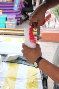 Granita ya da dondurulmuş buz satıcısı, Meksika 'da çeşitli aromalı doğranmış ya da rendelenmiş buzdan (limon, çilek, frenk üzümü) yapılmış hafif bir içecek ya da aperatiftir.
