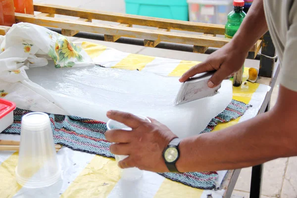 Street Vendor Granita Gelo Raspado Refrigerante Lanche Feito Gelo Picado — Fotografia de Stock