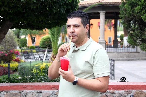 Hombre Latino Adulto Moreno Toma Descanso Relaja Paseo Por Parque — Foto de Stock