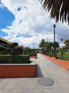 Tepotzotlan, Meksika Eyaleti, Meksika - 12 Temmuz 2023: Koloni caddeleri, parkı, tatillerde ve hafta sonlarında eğlenmek için restoranları olan büyülü Meksika kasabası