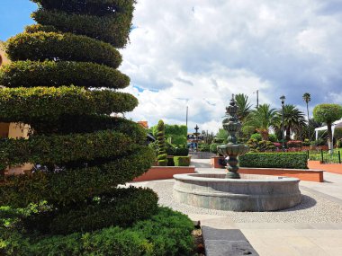 Tepotzotlan, Meksika Eyaleti, Meksika - 12 Temmuz 2023: Koloni caddeleri, parkı, tatillerde ve hafta sonlarında eğlenmek için restoranları olan büyülü Meksika kasabası