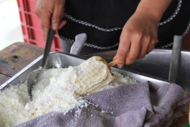 Meksika 'da kavrulmuş ya da haşlanmış mısır ve mayonez, beyaz peynir ve kırmızı biber ile hazırlanmış esquites satıcısı.