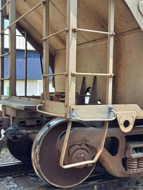 Demiryolu tekerleklerinin yakın çekimi, aynı dingille sıkıca bağlanan yükleri destekliyor, tekerlek setleri oluşturuyor.