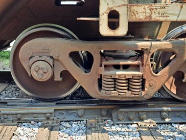 Demiryolu tekerleklerinin yakın çekimi, aynı dingille sıkıca bağlanan yükleri destekliyor, tekerlek setleri oluşturuyor.