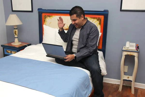 Σκούρα Μαλλιά Year Old Latino Άνθρωπος Χρησιμοποιεί Laptop Του Κάθεται — Φωτογραφία Αρχείου