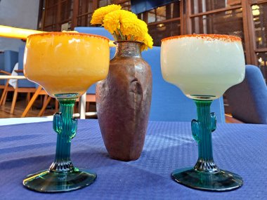 Kaktüs şeklinde mango ve limon aromalı biberli Margarita bardakları. Meksika 'nın tipik tekilasından.