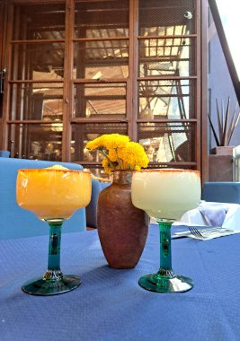 Kaktüs şeklinde mango ve limon aromalı biberli Margarita bardakları. Meksika 'nın tipik tekilasından.