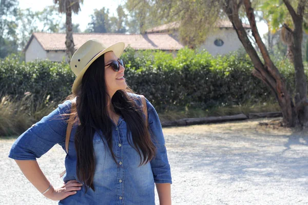 Mujer Latina Adulta Con Sombrero Gafas Sol Feliz Explora Una —  Fotos de Stock