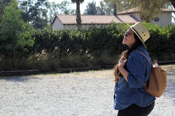 Латиноамериканская Взрослая Женщина Шляпе Солнцезащитных Очках Выглядит Счастливой Путешествует Походе — стоковое фото