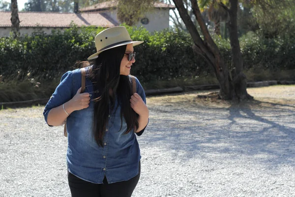 Латиноамериканская Взрослая Женщина Шляпе Солнцезащитных Очках Выглядит Счастливой Путешествует Походе — стоковое фото