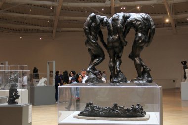 Mexico City, Meksika - 19 Temmuz 2023: Soumaya Müzesi 'nin içi, ortasında Auguste Rodin' in eserlerinin yer aldığı sergi odası