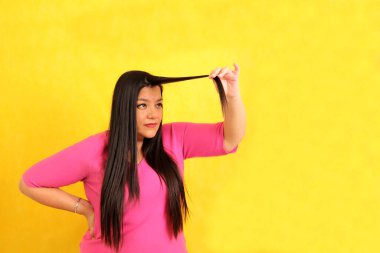 40 yaşındaki Latin kadın, bakımsızlıktan saçlarının parçalandığını ve zarar gördüğünü görünce acı çekiyor.