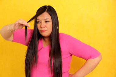 40 yaşındaki Latin kadın, bakımsızlıktan saçlarının parçalandığını ve zarar gördüğünü görünce acı çekiyor.