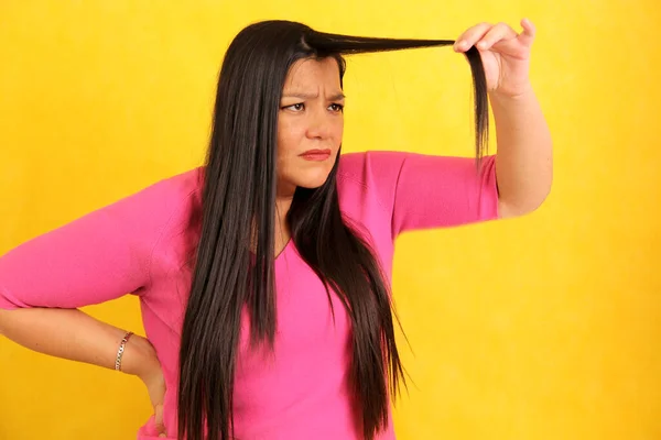 라티나 여성은 그녀가 그녀의 머리카락의 고통스럽고 부족으로 손상되었습니다 — 스톡 사진