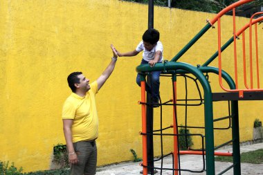 Boşanmış bekar baba ve 9 yaşındaki Latin oğlu tatillerde ve hafta sonlarında birlikte iyi vakit geçiriyorlar.