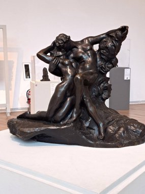 Mexico City, Meksika - 19 Temmuz 2023: Soumaya Müzesi 'ndeki Rodin Dönemi Sergi Salonu Fransız heykeltıraşın en önemli eserleriyle birlikte