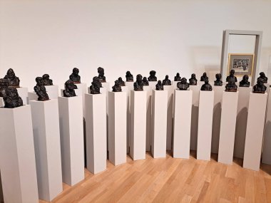 Mexico City, Meksika - 19 Temmuz 2023: Soumaya Müzesi 'ndeki Rodin Dönemi Sergi Salonu Fransız heykeltıraşın en önemli eserleriyle birlikte