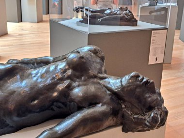 Mexico City, Meksika - 19 Temmuz 2023: Soumaya Müzesi 'ndeki Rodin Dönemi Sergi Salonu Fransız heykeltıraşın en önemli eserleriyle birlikte