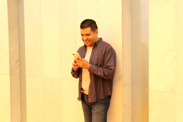Der Dunkelhaarige Jährige Latino Nutzt Sein Handy Arbeiten Telefonieren Und — Stockfoto
