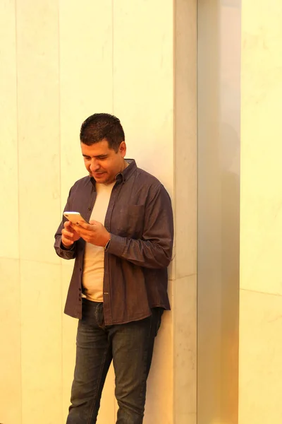 Donkerharige Jarige Latino Man Gebruikt Zijn Mobiele Telefoon Werken Bellen — Stockfoto