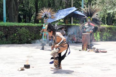 Mexico City, Mexico - 2 Ağustos 2023: Meksika kültürünü ve geleneğini korumak için ülkenin başkentinde sahumadore 'ların eşlik ettiği dansçılarla yapılan İspanyol öncesi dans ve şarkılar