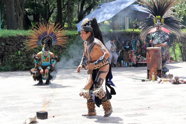 メキシコのメキシコシティ 2023年8月2日 メキシコの文化と伝統を守るためにサハメドールを伴うダンサーと国の首都でのヒスパニック前のダンスと歌のサンプル — ストック写真