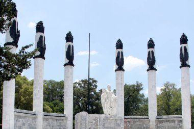Mexico City, Meksika - 9 Ağustos 2023: The Altar a la Patria veya Monumento a los Nios Heroes, Bosque de Chapultepec 'te ABD müdahalesinde ölen Meksikalı savaşçılara adanmış bir mozoledir.