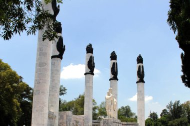 Mexico City, Meksika - 9 Ağustos 2023: The Altar a la Patria veya Monumento a los Nios Heroes, Bosque de Chapultepec 'te ABD müdahalesinde ölen Meksikalı savaşçılara adanmış bir mozoledir.