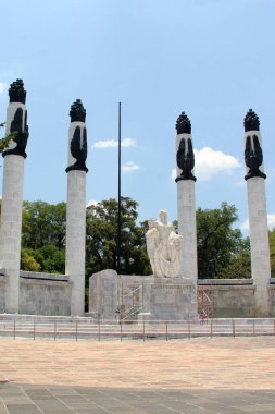 Mexico City, Meksika - 9 Ağustos 2023: The Altar a la Patria veya Monumento a los Nios Heroes, Bosque de Chapultepec 'te ABD müdahalesinde ölen Meksikalı savaşçılara adanmış bir mozoledir.
