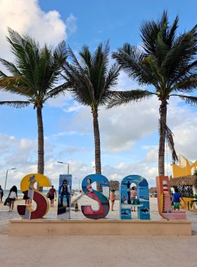 Sisal, Yucatan, Meksika - 20 Kasım 2022: Meksika Körfezi 'ndeki bir Meksika limanında tatil yapmak için Pueblo Magico