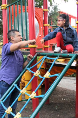 Boşanmış bekar baba ve esmer Latin kızı parkta oynuyorlar. Oyunlarda yoksulluk ve kıtlık içinde kaliteli zaman geçiriyorlar.