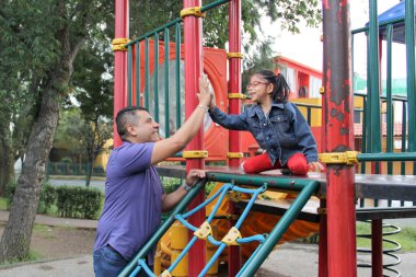 Boşanmış bekar baba ve esmer Latin kızı parkta oynuyorlar. Oyunlarda yoksulluk ve kıtlık içinde kaliteli zaman geçiriyorlar.