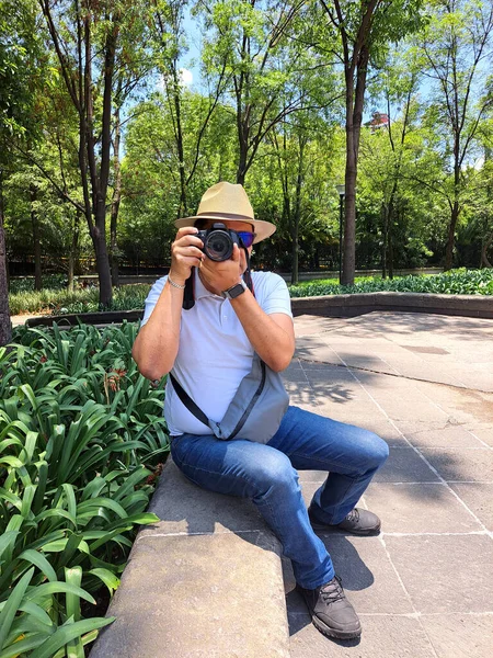 Dark Haired Latino Adult Man Outdoor Photographer Professional Camera Smile — Stock Photo, Image