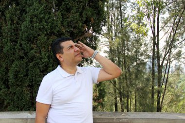 Koyu renk saçlı, 40 yaşında, Latin bir adam. Stres ya da migren ağrısı çekiyor.