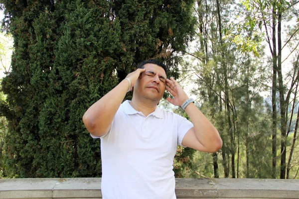 Koyu Renk Saçlı Yaşında Latin Bir Adam Stres Migren Ağrısı — Stok fotoğraf