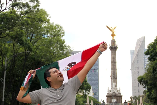 Mexicano Adulto Moreno Alza Orgullosamente Bandera Tricolor Ciudad México Para — Foto de Stock