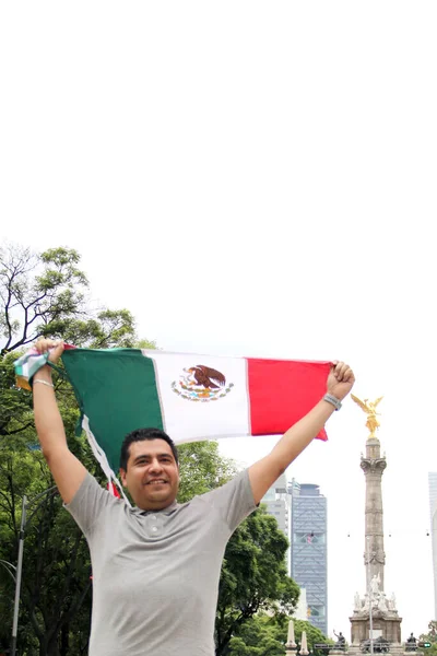 墨西哥一位黑发成年人自豪地在墨西哥城升起三色旗 庆祝他对国家 文化和传统的热爱 — 图库照片