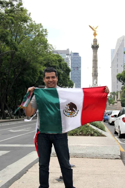 Темноволосої Дорослої Мексиканки Гордо Піднімає Триколор Прапор Мехіко Щоб Відсвяткувати — стокове фото