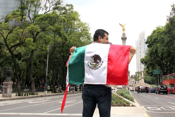 Adulto Cabelos Escuros Mexicano Orgulhosamente Levanta Bandeira Tricolor Cidade México — Fotografia de Stock