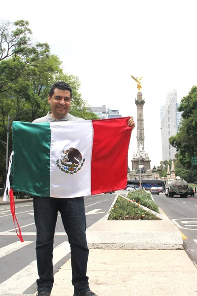 Mexicain Aux Cheveux Bruns Lève Fièrement Drapeau Tricolore Mexico Pour — Photo