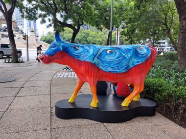 Mexico City, Mexico - 23 Ağustos 2023: Paseo de la Reforma 'daki İnek Yürüyüşü CDMX inekleri sokaktaki farklı sanatçılar tarafından müdahalede bulundu