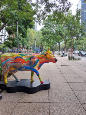 Mexico City, Mexico - 23 Ağustos 2023: Paseo de la Reforma 'daki İnek Yürüyüşü CDMX inekleri sokaktaki farklı sanatçılar tarafından müdahalede bulundu